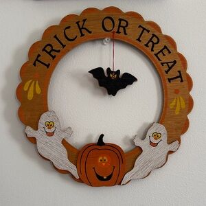Wooden Vintage '1980s Trick or Treat' Halloween Wreath with Ghosts & Pumpkin